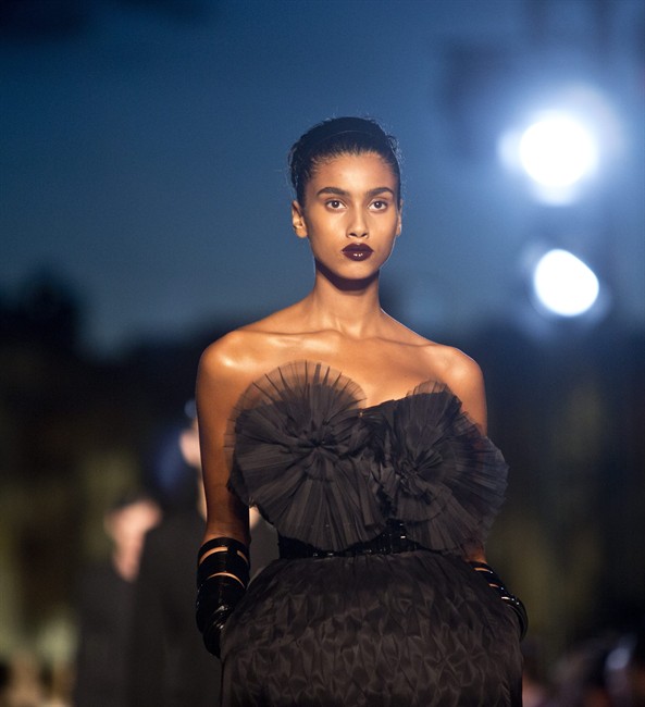 Givenchy sets New York Fashion Week show against a dystopian background to honour Sept. 11 | iNFOnews.ca Givenchy sets New York Fashion Week show against a dystopian background to honour Sept. 11 | iNFOnews.ca