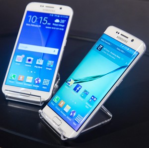 Samsung ditches plastic for stylish design in new phone, adds mobile-payment technology | iNFOnews.ca CP32103393