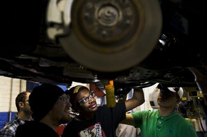 Applications for US jobless aid slip; fewest Americans receiving benefits in 14 years | iNFOnews.ca CP30783547