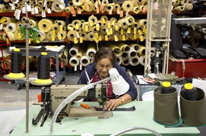US producer prices down 0.1 per cent in September; falling gas and food costs limit inflation. | iNFOnews.ca CP30291594