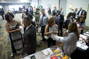 Applications for US unemployment benefits dipped last week, latest sign of scant layoffs | iNFOnews.ca CP28913091
