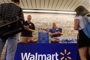 Wal-Mart pledges to hire thousands of veterans and buy more US products over the next decade | iNFOnews.ca CP21581520