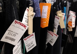 Decline in gas prices lowers US consumer prices 0.1 per cent in October; inflation stays tame | iNFOnews.ca CP26026257