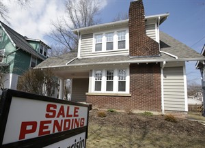 Signed contracts to buy homes up 0.3 per cent last month; mortgage financing still an obstacle | iNFOnews.ca CP30449118