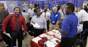 Applications for US unemployment benefits decline to 289k; averages at pre-recession levels | iNFOnews.ca CP29412689