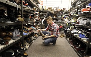 US retail sales tumbled in December as consumers turned cautious, but a rebound is expected | iNFOnews.ca CP31472369