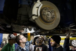 Survey: US companies added 230K jobs in October, a solid gain despite slowing growth overseas | iNFOnews.ca CP30578251