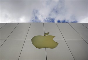 Analysts urge Apple to kowtow to Wall Street as shares plunge on slowing growth | iNFOnews.ca CP21721966