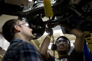 Applications for US jobless aid drop back below 300,000; evidence of continued hiring gains | iNFOnews.ca CP30976018