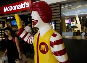 McDonald's sales metric falls in October, hurt by softness in US and China food-safety scandal | iNFOnews.ca CP30643111