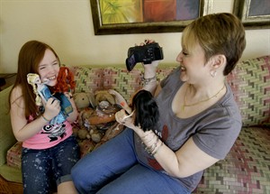 Toy makers look to kid YouTube toy reviewers to boost image, sales | iNFOnews.ca CP30580858