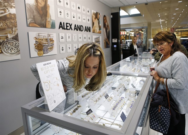 American consumers showing more confidence in economy | iNFOnews.ca CP36155098