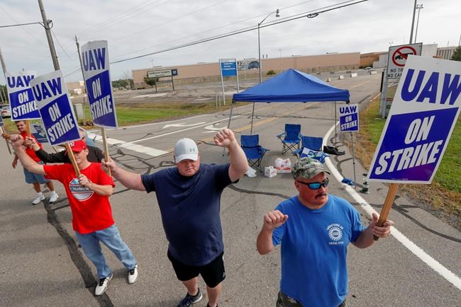 Autoworkers from closed plants fight new GM contract | iNFOnews.ca
