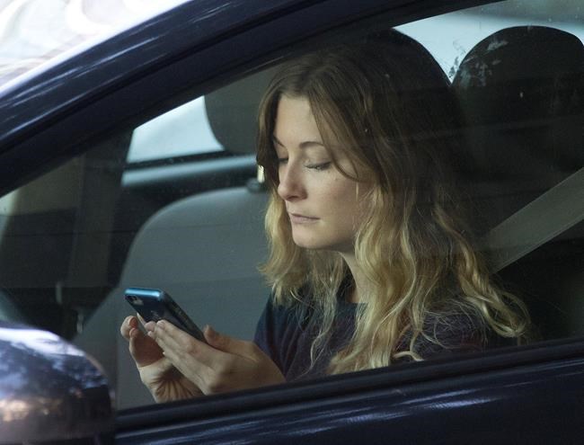 Gov't wants phone makers to lock out most apps for drivers | iNFOnews.ca CP1645311176