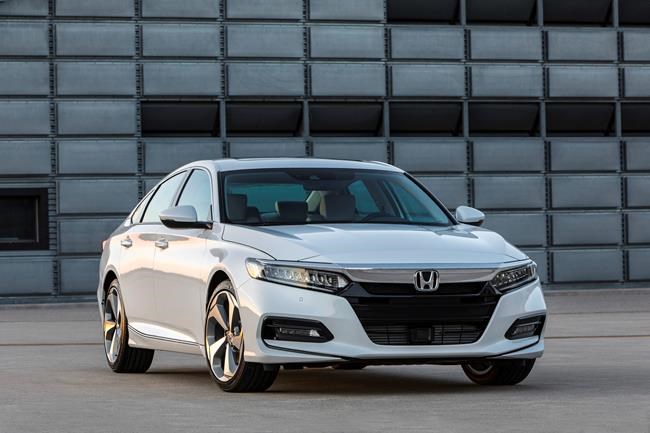 Midsize match-up: Edmunds sizes up Camry versus Accord | iNFOnews.ca Midsize match-up: Edmunds sizes up Camry versus Accord | iNFOnews.ca