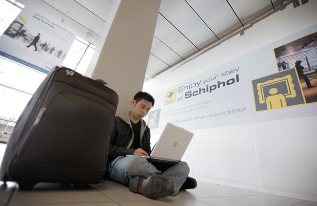 Business, leisure travellers ponder flying without laptops | iNFOnews.ca