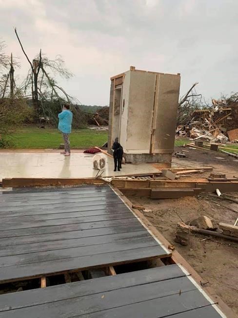 Concrete room saves Mississippi family of 4 from twister | iNFOnews.ca