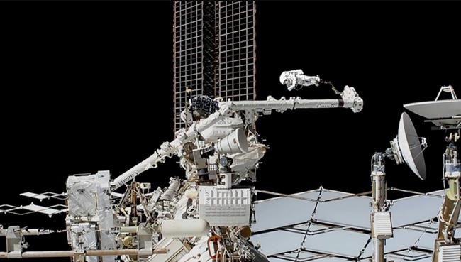 Spacewalking astronauts slice into cosmic ray detector | iNFOnews.ca