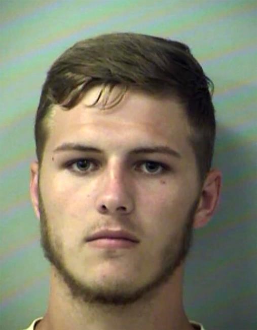 Sheriff: Florida man dumps dirt on girlfriend with tractor | iNFOnews.ca