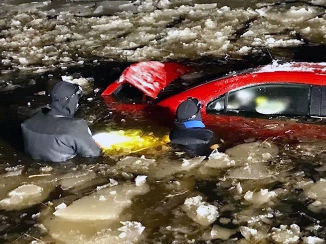 Driver rescued from car quickly sinking into icy pond | iNFOnews.ca Driver rescued from car quickly sinking into icy pond | iNFOnews.ca