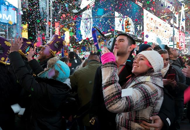 The Latest: 1 million ring in New Year in Times Square | iNFOnews.ca CP874740475