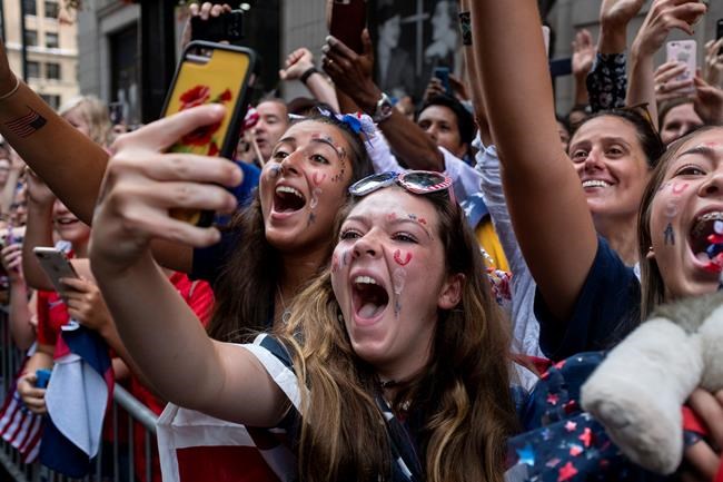 Fans celebrate World Cup champs, rally for equal pay | iNFOnews.ca Fans celebrate World Cup champs, rally for equal pay | iNFOnews.ca
