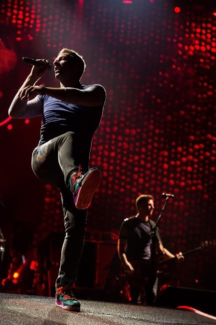 Coldplay kicks off stadium tour with colorful show | iNFOnews.ca