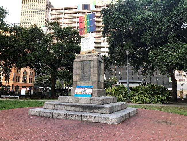 2 New Orleans statues toppled, 1 vandalized with red paint | iNFOnews.ca 2 New Orleans statues toppled, 1 vandalized with red paint | iNFOnews.ca