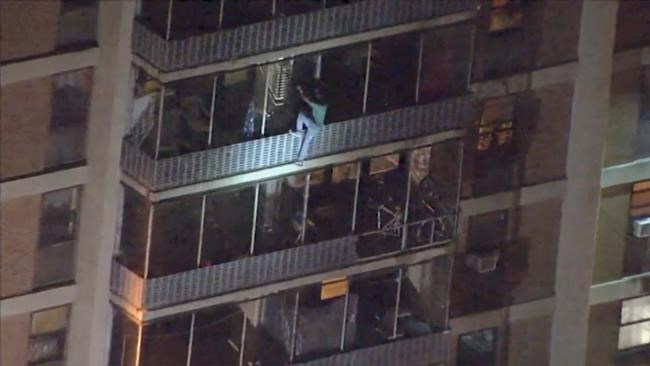 Man scales down Philadelphia high-rise to escape smoky fire | iNFOnews.ca CP504325273