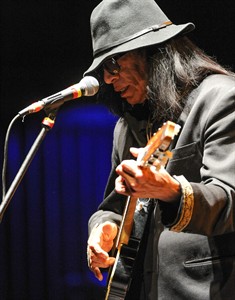 Rodriguez of 'Sugar Man' fame has trouble with high notes but worshipful NY crowd doesn't mind | iNFOnews.ca