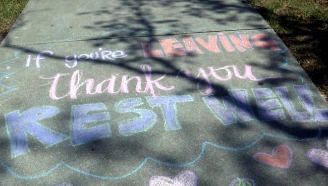 Sidewalk notes bring smiles to hospital staff during virus | iNFOnews.ca