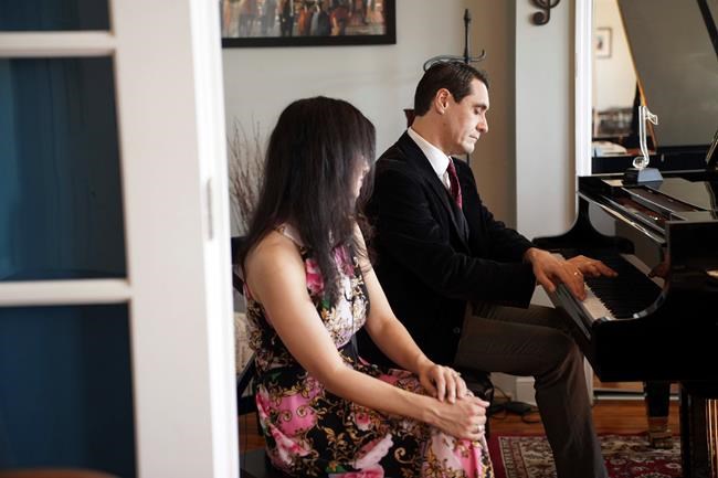 Musician couple host concerts to fundraise for food pantry | iNFOnews.ca