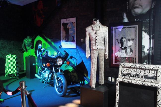 Prince white Cloud guitar among items set for auction | iNFOnews.ca