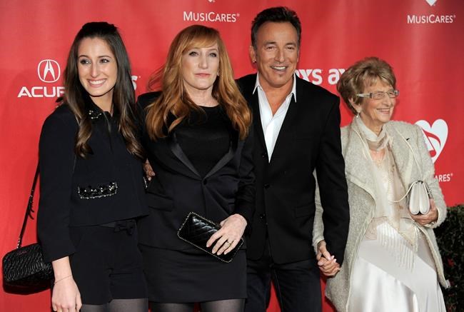 Springsteen, mom dance together to celebrate her birthday | iNFOnews.ca