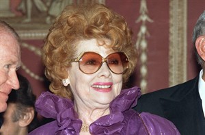 Mayor: New sculptor will fix village's 'Scary Lucy' statue; face lift for tribute to TV star | iNFOnews.ca CP32594631
