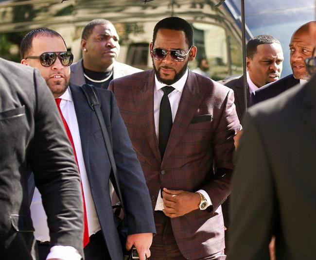 The Latest: Judge orders R&B singer R. Kelly held in jail | iNFOnews.ca CP2090341344