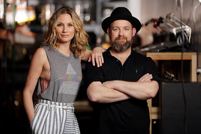 After a hiatus, Sugarland start a conversation with music | iNFOnews.ca