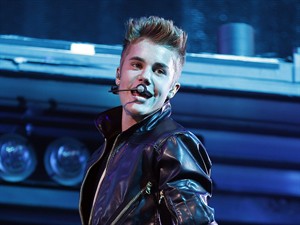 Justin Bieber apologizes to Bill Clinton for cursing former president and spraying photo | iNFOnews.ca CP24171769