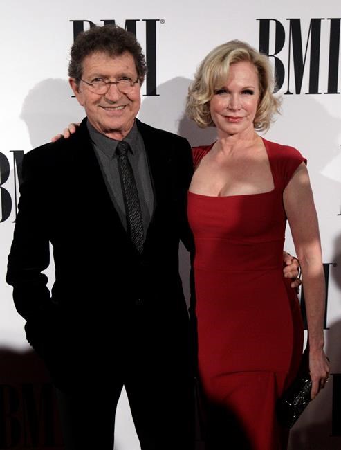 Country star and hit Elvis songwriter Mac Davis dies at 78 | iNFOnews.ca