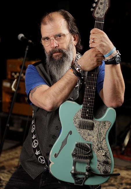 Steve Earle enlists Miranda, Willie to revisit outlaw music | iNFOnews.ca Steve Earle enlists Miranda, Willie to revisit outlaw music | iNFOnews.ca