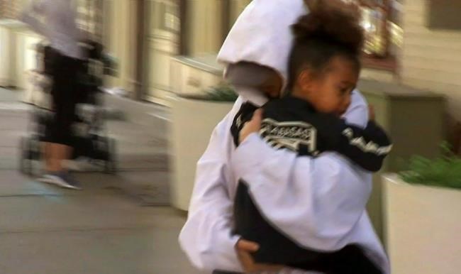 Kim Kardashian West departs NYC apartment with kids & Kanye | iNFOnews.ca CP1973740918