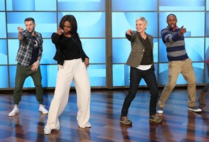 Michelle Obama, Ellen DeGeneres perform dance to be taught at White House Easter Egg Roll | iNFOnews.ca CP32274588
