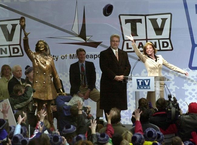 Hat-tossing Mary Tyler Moore statue back at Minneapolis site | iNFOnews.ca