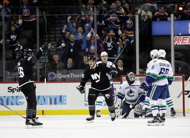 Clutterbuck, Ladd score in 3rd as Islanders beat Canucks 4-2 | iNFOnews.ca