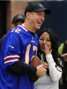 Garth Brooks attracts high-profile Bills friends in hosting football camp for kids in Buffalo | iNFOnews.ca