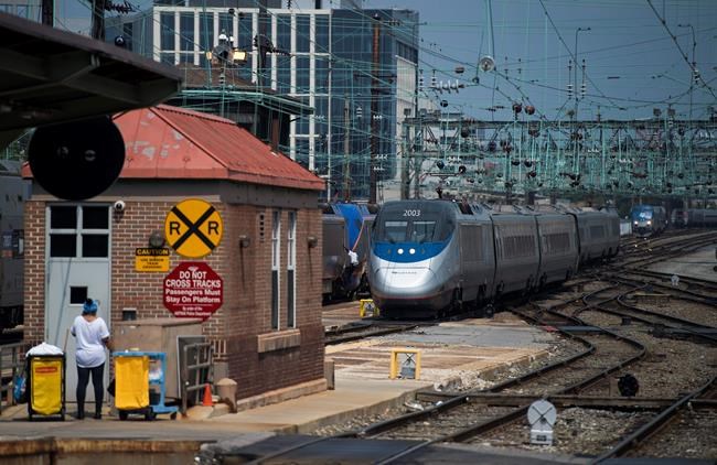 Honk if you love transit workers! Trains salute vital staff | iNFOnews.ca