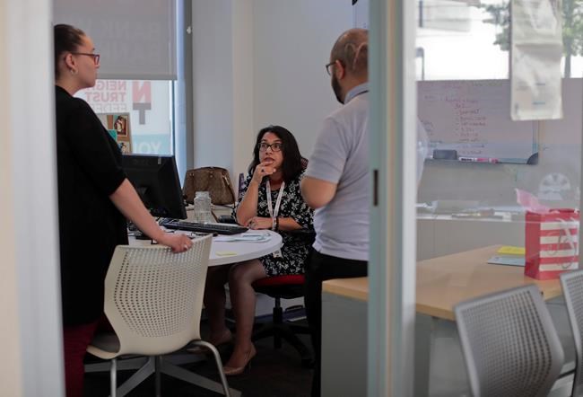 New financial apps demystify stocks and bonds for Latinos | iNFOnews.ca