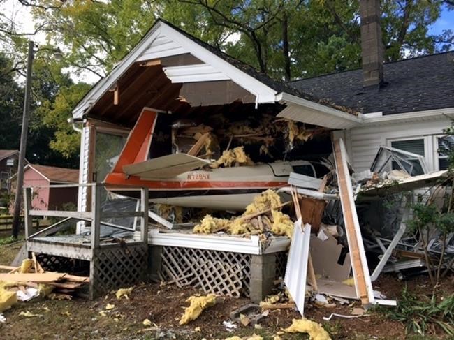 Sheriff says 3 survive plane crash into Virginia home | iNFOnews.ca Sheriff says 3 survive plane crash into Virginia home | iNFOnews.ca