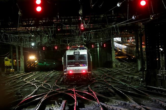 Power problem leaves Long Island Rail Road trains stranded | iNFOnews.ca Power problem leaves Long Island Rail Road trains stranded | iNFOnews.ca