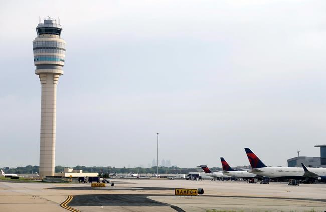 Pilot reunites with air controllers who guided her in crisis | iNFOnews.ca